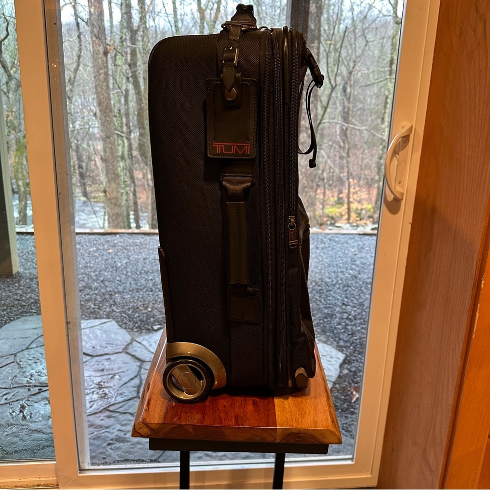 Tumi carry on suitcase - Picture 2 of 8